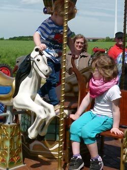 Nostalgiekarussell mieten, Kinderkarussell Vermietung Leipzig Nostalgiekarussell mieten,
Kinderkarsussell Vermietung